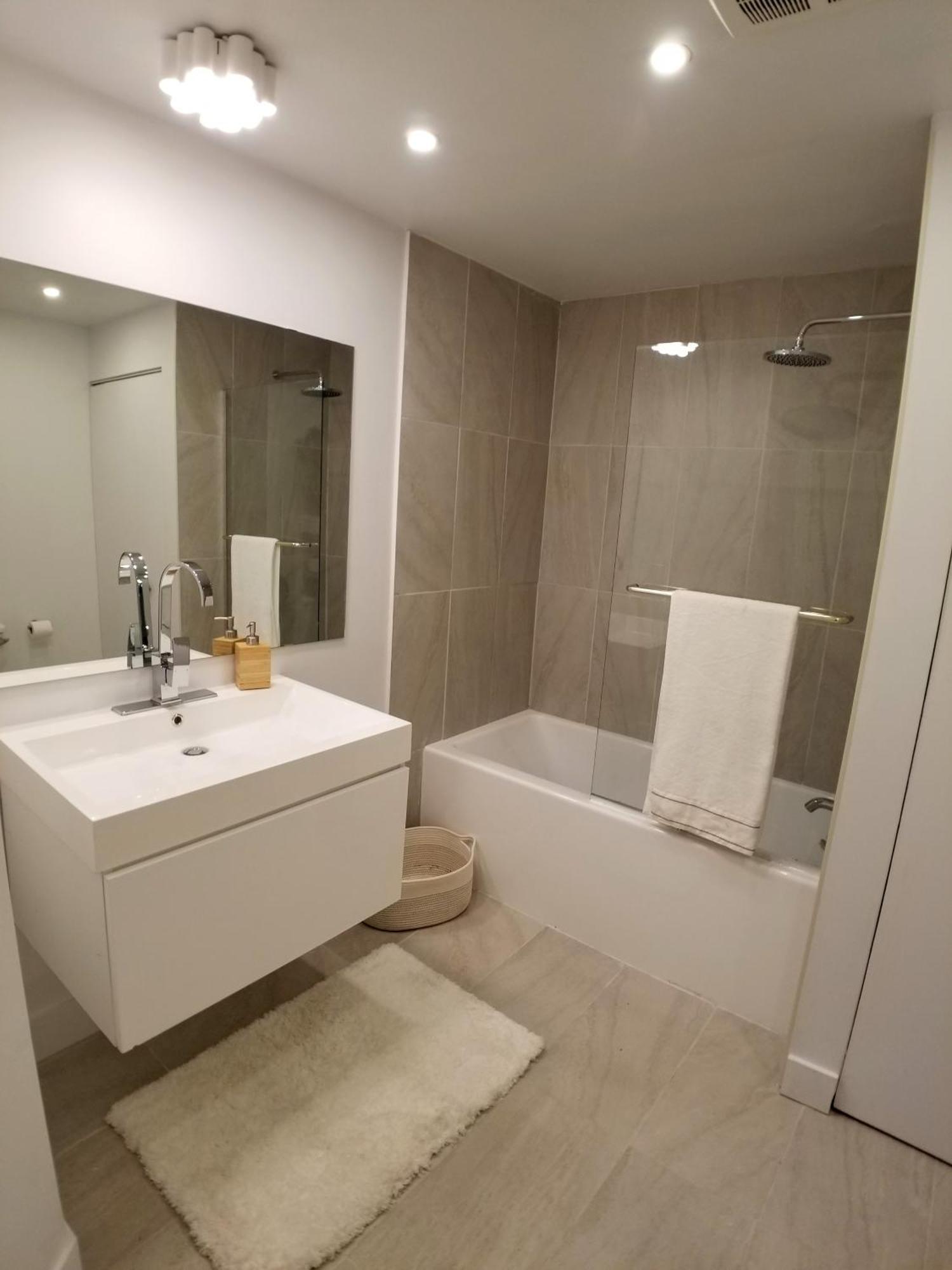 Appartement 3 Bedroom Near Olympic Stadium *
